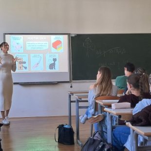 Študentka Zala Starc med predstavitvijo obsesivno-kompulzivne motnje