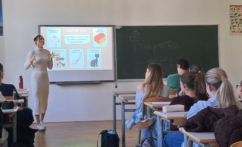 Študentka Zala Starc med predstavitvijo obsesivno-kompulzivne motnje