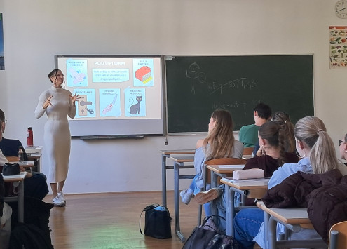 Študentka Zala Starc med predstavitvijo obsesivno-kompulzivne motnje