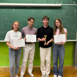 Ledinci Manca Škrlep, Ana Šarc, Filip Iskra in Jakob Jerman držijo v rokah pokal državnih debatnih prvakov v slovenskem jeziku.