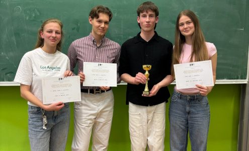 Ledinci Manca Škrlep, Ana Šarc, Filip Iskra in Jakob Jerman držijo v rokah pokal državnih debatnih prvakov v slovenskem jeziku.