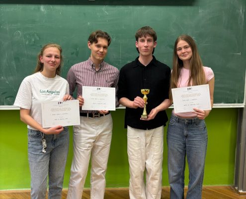 Ledinci Manca Škrlep, Ana Šarc, Filip Iskra in Jakob Jerman držijo v rokah pokal državnih debatnih prvakov v slovenskem jeziku.