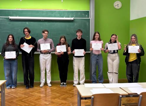Ekipa Gimnazije Ledina z ekipo GESŠ Trbovlje, s katero so se pomerili v finalu debatnega turnirja.
