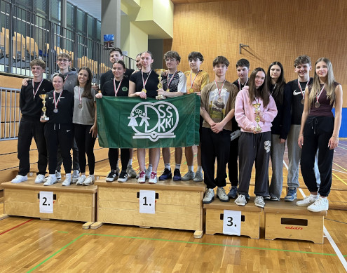 Ekipe, ki so na državnem prvenstvu v badmintonu, stopile na zmagovalni oder.