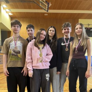 Ledinska ekipa, ki je na državnem prvenstvu v badmintonu osvojila bronasto medaljo.