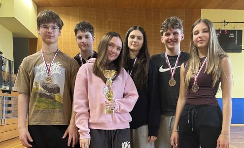Ledinska ekipa, ki je na državnem prvenstvu v badmintonu osvojila bronasto medaljo.