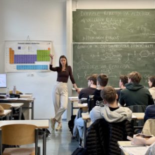 Asistentka Ines Babnik s Fakultete za kemijo in kemijsko tehnologijo Univerze v Ljubljani je v okviru Unesco projekta obiskala dijake 4. letnika.