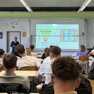 Predavateljica dr. Gaja Brecelj z neprofitne organizacije Umanotera dijake vzpodbuja k trajnostno usmerjenemu nakupu hrane, da bi zmanjšali količino zavržene hrane.