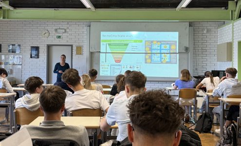 Predavateljica dr. Gaja Brecelj z neprofitne organizacije Umanotera dijake vzpodbuja k trajnostno usmerjenemu nakupu hrane, da bi zmanjšali količino zavržene hrane.