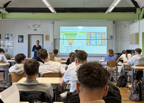 Predavateljica dr. Gaja Brecelj z neprofitne organizacije Umanotera dijake vzpodbuja k trajnostno usmerjenemu nakupu hrane, da bi zmanjšali količino zavržene hrane.