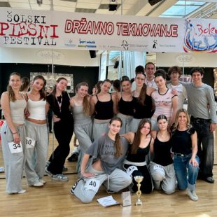 Zadovoljna ekipa ledinskih plesalk in plesalcev, ki so letos sodelovali na državnem tekmovanju v plesu – Šolskem plesnem festivalu, skupaj z mentorico profesorico Natašo Korošec.