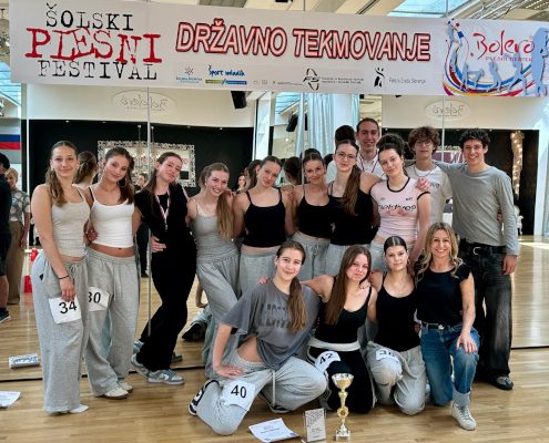 Zadovoljna ekipa ledinskih plesalk in plesalcev, ki so letos sodelovali na državnem tekmovanju v plesu – Šolskem plesnem festivalu, skupaj z mentorico profesorico Natašo Korošec.