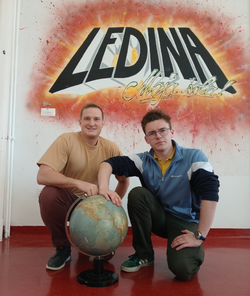 Matic Urh z mentorjem, profesorjem geografije Svitom Lenclom.