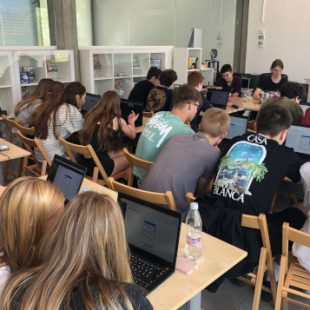 Dijaki so v sklopu delavnice o hekanju postali detektivi za socialni inženiring in so poskušali ugotoviti, katerim spletnim povezavam se morajo izogniti, da zaščitijo svoje podatke na spletu.