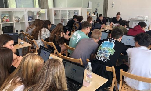 Dijaki so v sklopu delavnice o hekanju postali detektivi za socialni inženiring in so poskušali ugotoviti, katerim spletnim povezavam se morajo izogniti, da zaščitijo svoje podatke na spletu.