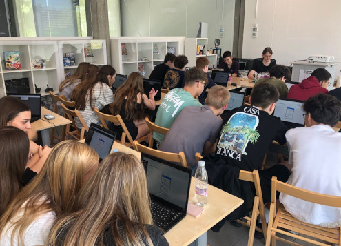 Dijaki so v sklopu delavnice o hekanju postali detektivi za socialni inženiring in so poskušali ugotoviti, katerim spletnim povezavam se morajo izogniti, da zaščitijo svoje podatke na spletu.