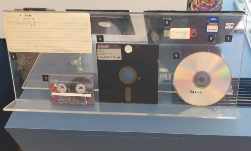 V računalniškem muzeju so na ogled tudi kasete, diski in CD-ji, ki so se pred pojavom pretočnih platform, uporabljali za shranjevanje glasbe, filmov in računalniških programov. 