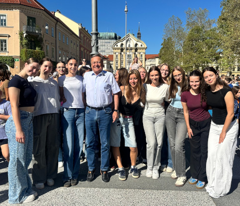 Dijakinje Gimnazija Ledina stojijo v vrsti, med njimi na sredini je župan občine Ljubljana, gospod Zoran Janković.