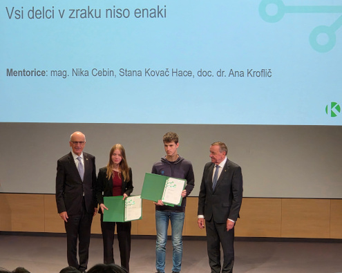 Lučka Rotar in Jan Knez v rokah držita Krkino nagrado sta za svojo raziskovalno nalogo, ob njima sta podeljevalca nagrade.