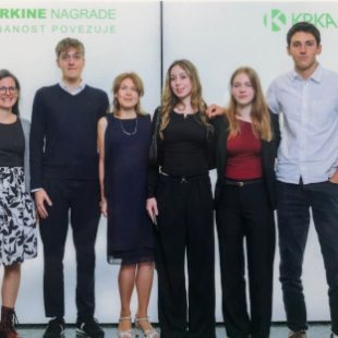 V ravni vrsti stojijo od leve proti desni: somentorica raziskovalni nalogi, Marcel Lovšin, mentorica prof. Nika Cebin, Eva-Arolea Trdan, Lučka Rotar in Luka Škerlavaj.