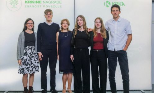 V ravni vrsti stojijo od leve proti desni: somentorica raziskovalni nalogi, Marcel Lovšin, mentorica prof. Nika Cebin, Eva-Arolea Trdan, Lučka Rotar in Luka Škerlavaj.