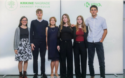V ravni vrsti stojijo od leve proti desni: somentorica raziskovalni nalogi, Marcel Lovšin, mentorica prof. Nika Cebin, Eva-Arolea Trdan, Lučka Rotar in Luka Škerlavaj.